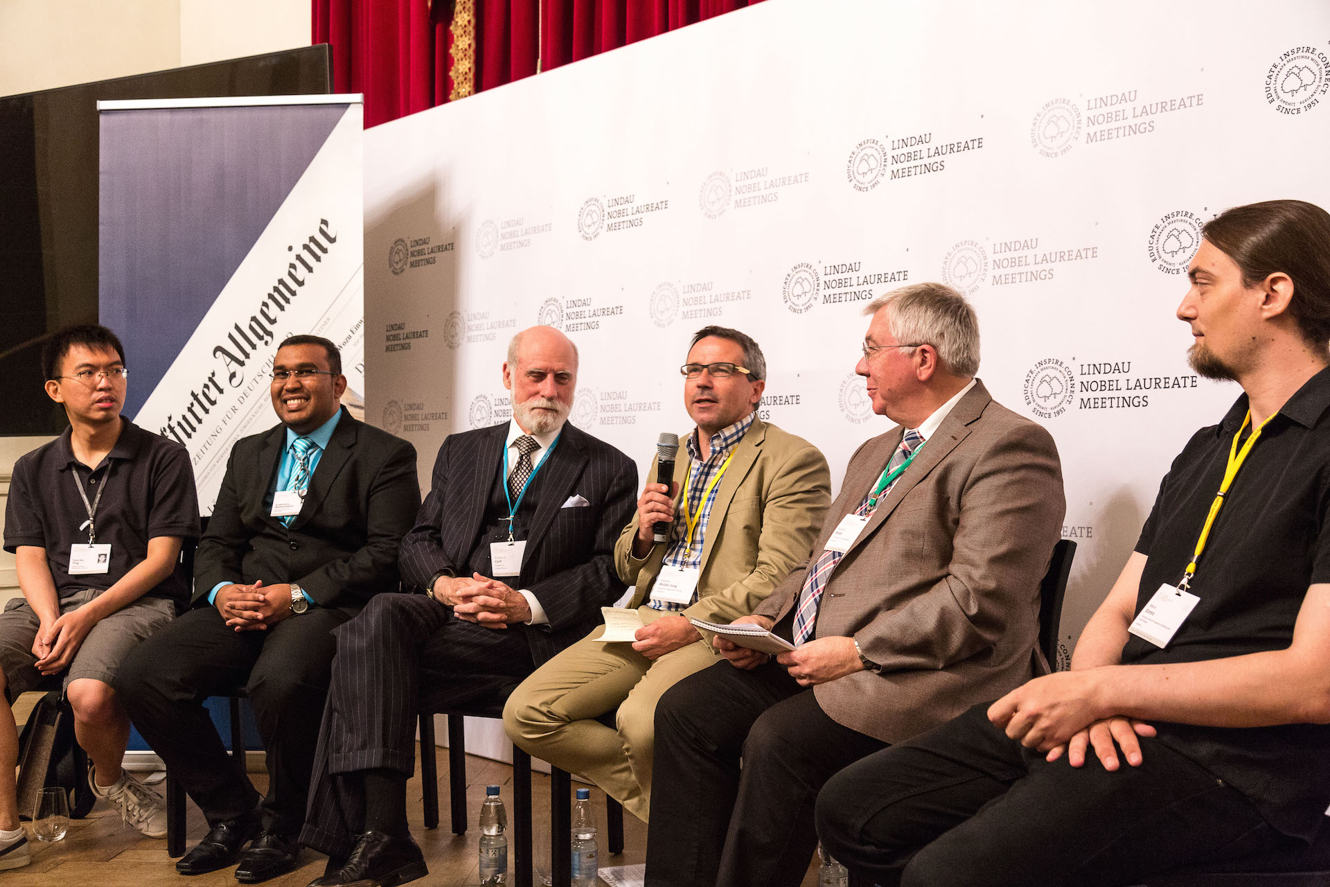 Press talk on artificial intelligence in Lindau - from left to right: Yuan-sen Ting and Arrykrishna Mootoovaloo (young scientists), Turing-Award winner Vinton Cerf, Joachim Müller-Jung, head of the FAZ’s science/nature division, Prof. Rainer Blatt, 1 of 2 scientific chairmen and Mario Krenn from the Vienna Center for Quantum Science and Technology.